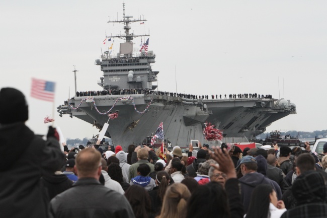 The USS Enterprise, the world’s first nuclear-powered aircraft carrier, with some 5,500 sailors and marines aboard, returns to Norfolk Naval Station in Norfolk, Virginia, Sunday, as the 51-year-old ship completes its 25th and final deployment. (AP-Yonhap News)