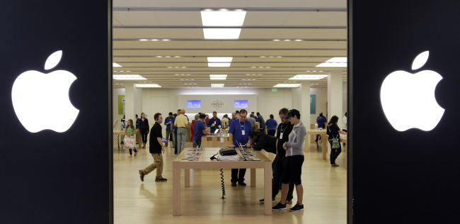 People shop at an Apple store inside a mall in Cheektowaga, New York. (AP-Yonhap News)