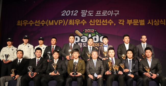 The award winners including MVP Park Byung-ho (third from right, front row) and Rookie of the Year Seo Geon-chang (fifth from right, front row) pose with Koo Bon-neung (fourth from right, front row), commissioner of the Korea Baseball Organization, which governs the local pro baseball league, during a ceremony in Seoul on Monday. (Yonhap News)