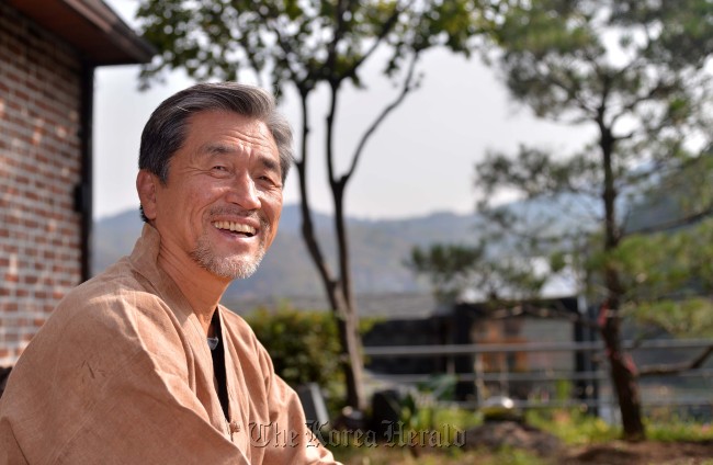 Singer Jang Sa-ik poses for The Korea Herald at his house in Hongji-dong, Seoul, on Oct. 29. (Lee Sang-sub/The Korea Herald)