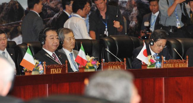 Prime Minister Kim Hwang-sik (right) and Japanese Prime Minister Yoshihiko Noda (left) attend the 9th Asia-Europe Meeting in Vientiane, Laos, Tuesday. (Yonhap News)