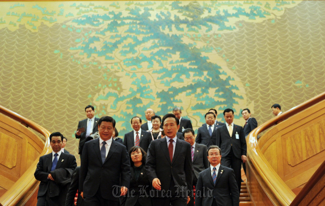 President Lee Myung-bak (first row, right) walks with Chinese Vice President Xi Jinping (first row, left) and other officials after a meeting at Cheong Wa Dae on Dec. 17, 2009. (Cheong Wa Dae)