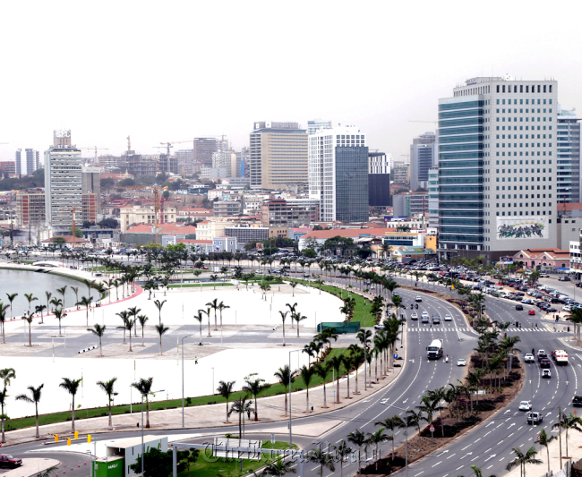 The New Marginal Luando Avenue straddles Luando Bay and includes public parks, pedestrian space and sports facilities, as well as offices, restaurants and cafes.