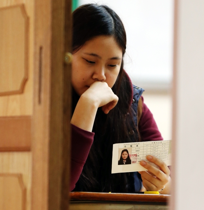 A student gets ready for the annual college entrance exam on Thursday. (Yonhap News)