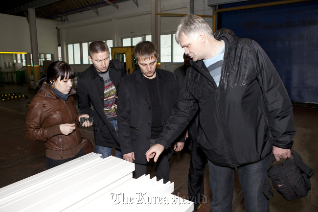 A group of Russian clients look at products made by LG Hausys during their trip to its Cheongju factory early this week. (LG Hausys)