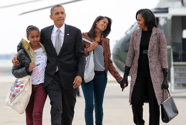 U.S. President Barack Obama, first lady Michelle Obama and their daughters Malia and Sasha borad Air Force One at Chicago O’Hare International Airport in Chicago on Wednesday. (AFP-Yonhap News)