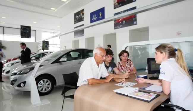 Customers talk with an employee at a Hyundai Motor dealership in Sao Paulo on Friday. (Yonhap News)