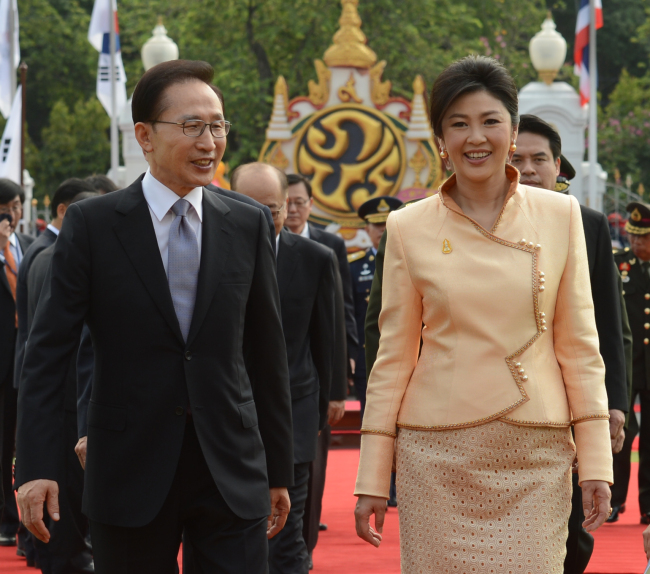 South Korean President Lee Myung-bak (left) and Thai Prime Minister Yingluck Shinawatra attend the welcoming ceremony at Government House in Bangkok, Thailand, Saturday. Yonhap News