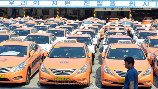 Taxis stand idle in the parking lot of a taxi company in Seoul on June 20 as cabbies across the nation went on strike, demanding a rate hike and other benefits. (Kim Myung-sub/The Korea Herald)