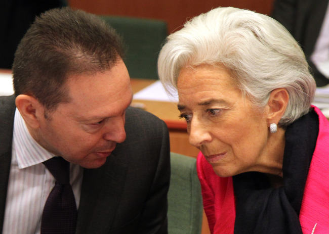 International Monetary Fund managing director Christine Lagarde (right) talks with Greek Finance Minister Yannis Stournaras, during the Eurogroup finance ministers meeting in Brussels on Monday. (AP-Yonhap News)