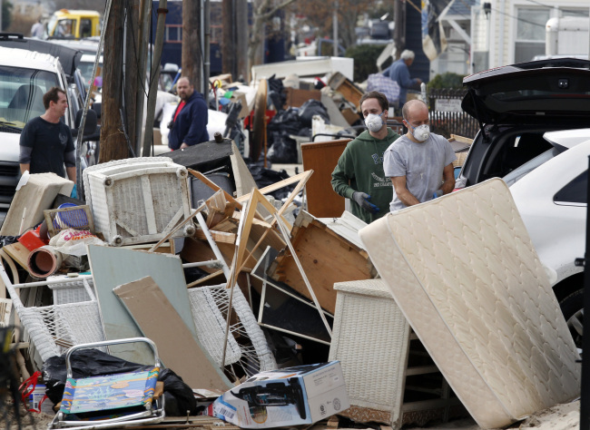 People throw away furniture and other ruined items in Seaside Heights, New Jersey, after residents of Seaside Heights were allowed back in their homes for a few hours Monday, two weeks after the region was pounded by Superstorm Sandy. (AP-Yonhap News)