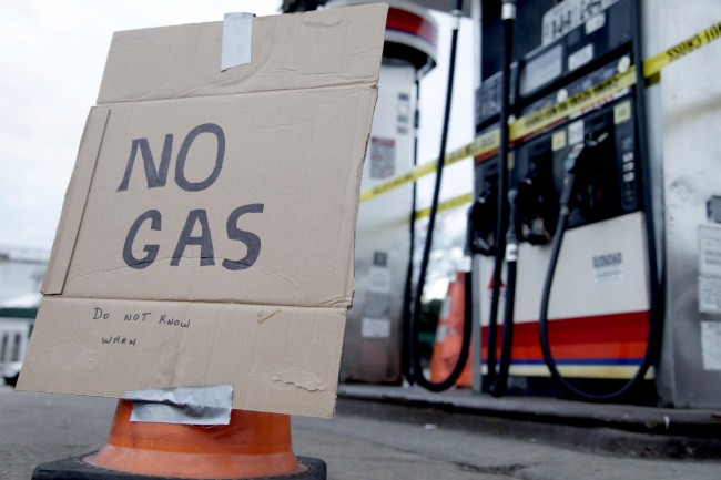 A sign indicates that fuel has run out at a gas station in the Brooklyn borough of New York on Nov. 2. (AP-Yonhap News)