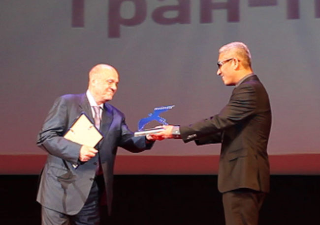 Yang Min-jong (right), director of the Korea Culture Center in Moscow, receives the top prize at the 6th International Disability Film Festival in Moscow, on behalf of director Yi Seung-jun for documentary “Planet of Snail” from Vladimir Menshov, the head of the jury of the film fest, on Monday. (Yonhap News)