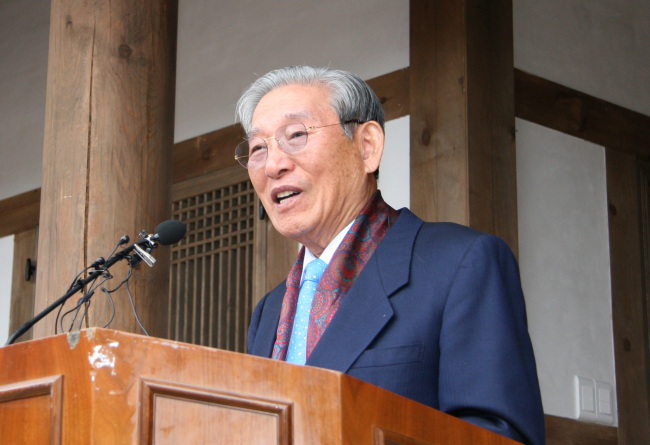 SamYoung Chemical chairman Lee Chong-hwan speaks about a plan to foster his scholarship fund at his birthplace in Uiryeong, South Gyeongsang Province, on Sunday. (Yonhap News)