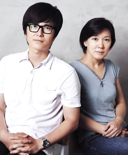 Jeon Joon-ho (left) and Moon Kyung-won who work as a team have been named as the artist of the year by the National Museum of Contemporary Art, Korea. (NMOCA)