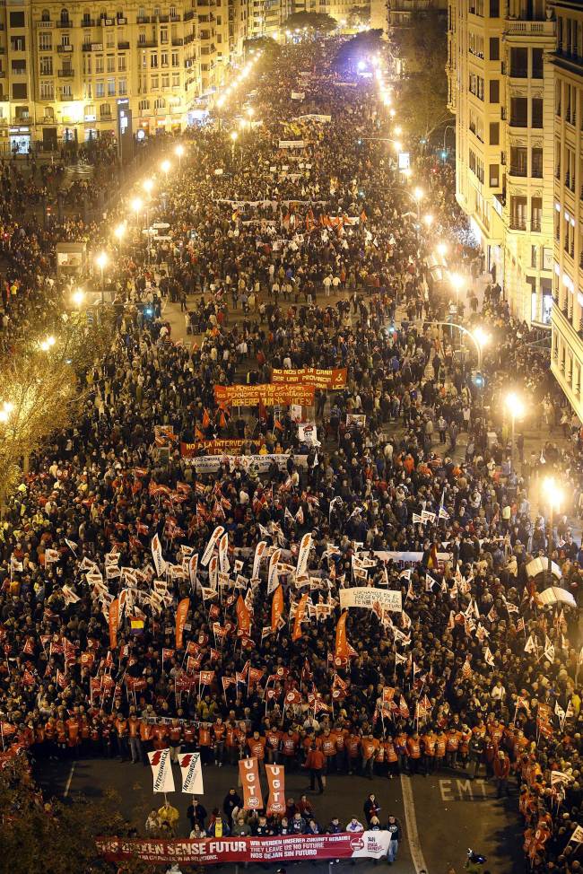 Protesters take part in a demonstration during a general strike in Valencia on Wednesday. (AFP-Yonhap News)