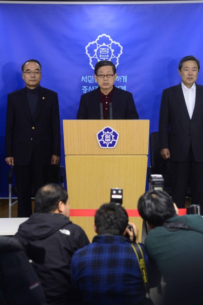 Prime Minister Kim Hwang-sik (center), flanked by Finance Minister Bahk Jae-wan (left) and Public Administration and Security Minister Maeng Hyung-kyu, speaks about an energy-saving campaign at his office in central Seoul on Friday. (Park Hae-mook/The Korea Herald)