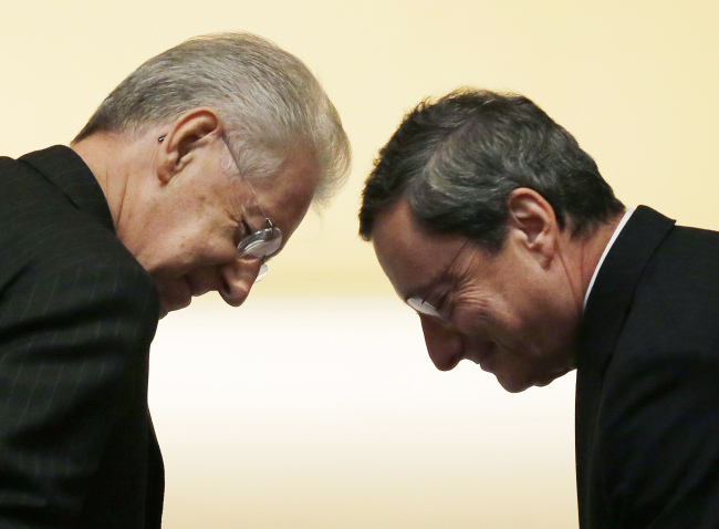 Italian Prime Minister Mario Monti (left) and ECB President Mario Draghi meet in Milan on Thursday. (AP-Yonhap News)