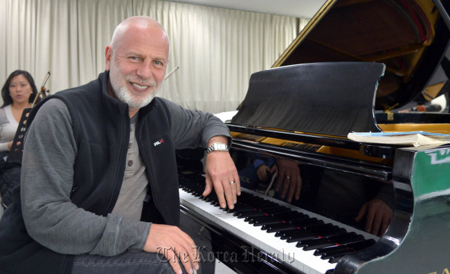 Vladimir Feltsman poses in front of a piano at a studio in southern Seoul on Friday, before his rehearsal with the Sejong Soloists. (Kim Myung-sub/The Korea Herald)