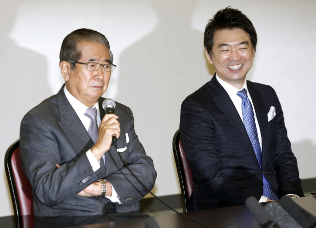 Japan Restoration Party’s leader Shintaro Ishihara (left) and its acting leader Toru Hashimoto appear at a news conference after they formed a national political party in Osaka, western Japan, Saturday. (AP-Yonhap News)