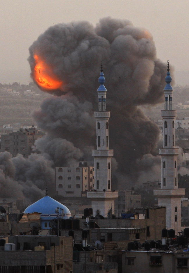 Smoke rises following an explosion after an Israeli forces strike in Gaza City, Saturday. (AP-Yonhap News)