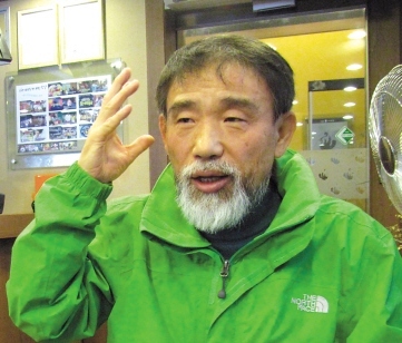 Song In-yeup, who heads a $22 million KOICA dam project in the Philippines, gestures during an interview with The Korea Herald in Seoul on Tuesday. (Philip Iglauer/The Korea Herald)