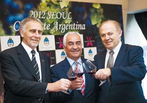 Agentine Ambassador to Korea Carlos Alberto Arganaraz (center), Mario Giordano (left), general manager of Wines of Argentina, and Andres Kemeny, director of Wines of Argentina, toast to the future of Argentine wines during the “Celebrate Argentina Seoul 2012” wine-tasting event at Banyan Tree Club & Spa Seoul on Nov. 8.