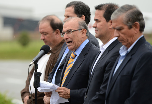 Humberto de la Calle (center), Colombia’s chief delegate of the Colombian government’s peace talks with representatives of the Revolutionary Armed Forces of Colombia, delivers a speech at the Catam Military Airport in Bogota on Sunday. ( Xinhua-Yonhap News)