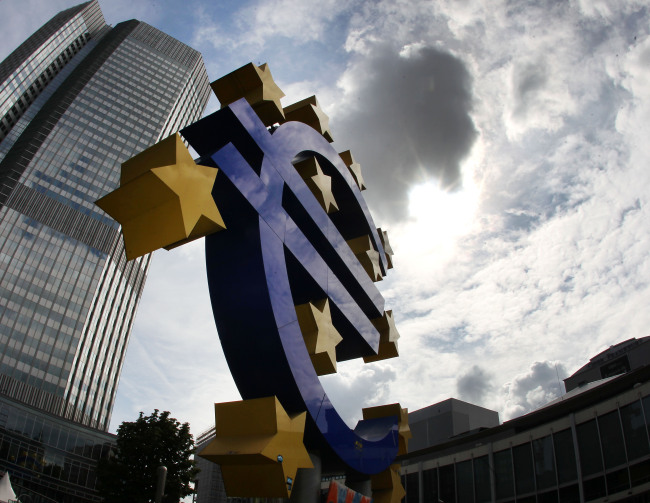 The euro sculpture stands in front of the headquarters of the European Central Bank in Frankfurt. (AP-Yonhap News)