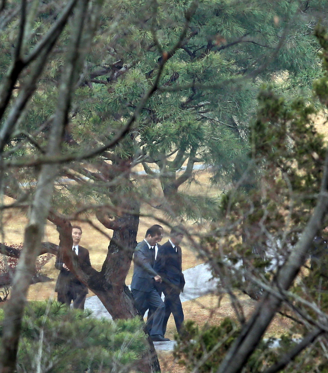 People leave the burial site of Samsung Group founder Lee Byung-chull near Ho-Am Art Museum in Yongin, Gyeonggi Province, Monday after paying respects at a memorial event for the 25th anniversary of his death. (Yonhap News)