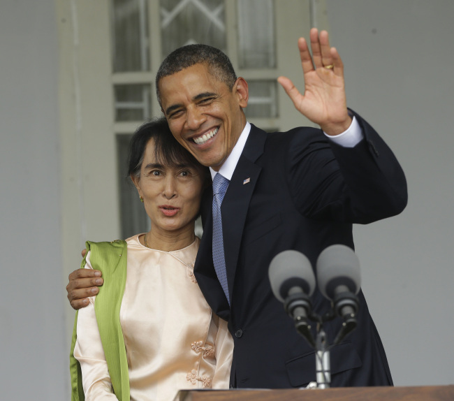 U.S. President Barack Obama (right) waves as he embraces Myanmar‘s opposition leader Aung San Suu Kyi after addressing members of the media at Suu Kyi’s residence in Yangon on Monday. (AP-Yonhap News)