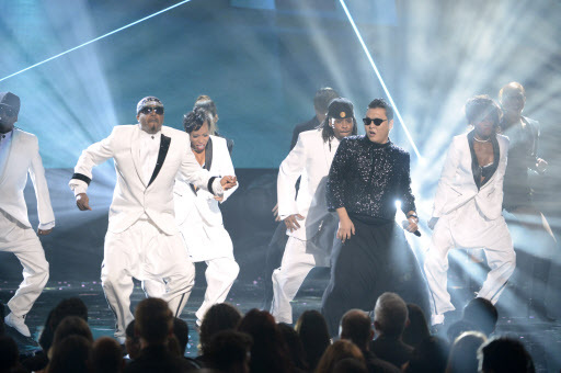 South Korean rapper Psy performs “Gangnam Style” with MC Hammer (second from left) at the 40th American Music Awards in Los Angeles, California on Sunday. (Yonhap News)