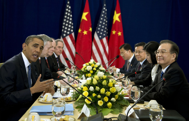 U.S. President Barack Obama (left) speaks as he meets with Chinese Premier Wen Jiabao (right) during the East Asia Summit at the Peace Palace in Phnom Penh on Tuesday. (AP-Yonhap News)