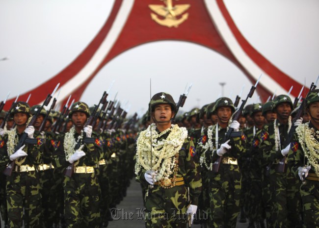 Members of a guard of honor march during a parade to mark the 67th anniversary of Armed Forces Day in Naypyitaw, Myanmar`s capital, March 27. (Reuters-Yonhap News)