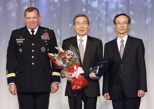 Former Korean Ambassador to the U.S. Hyeon Hong-ju (center) stands with Korea-America Friendship Society Chairman Han Seung-ju (right) and ROK-U.S. Combined Forces Commander James Thurman after receiving the Korea-America Friendship Award during a ceremony Tuesday. (Yonhap News)