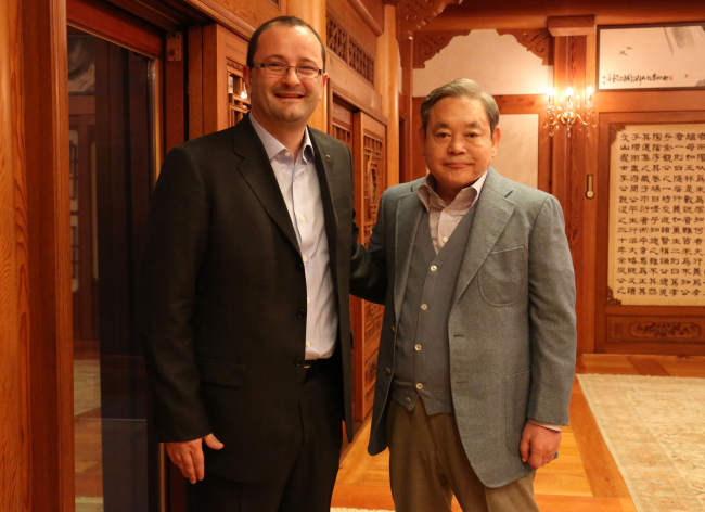 Samsung Electronics chairman Lee Kun-hee (right) and Patrick Baumann, a Swiss International Olympic Committee member, pose before holding talks in Lee’s home in Seoul on Wednesday. (Samsung Group)