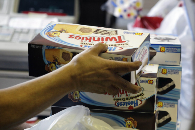 A cashier rings up boxes of Hostess Twinkies at the Hostess Brands’ bakery in Denver. (AP-Yonhap News)