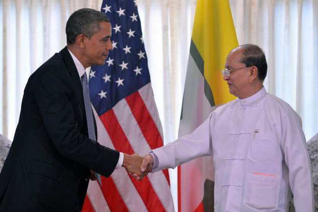 U.S. President Barack Obama shakes hands with Myanmar’s President Thein Sein (right) after a meeting at the regional parliament building in Yangon on Monday. (AFP-Yonhap News)