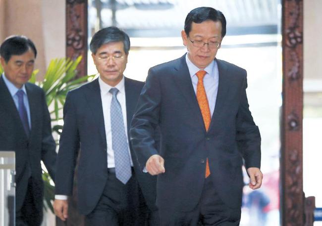 Seok Dong-hyeon (right), chief of the Seoul Eastern District Prosecutors’ Office, walks out of his office Friday after offering to resign over a sex sandal involving a junior prosecutor. (Yonhap News)