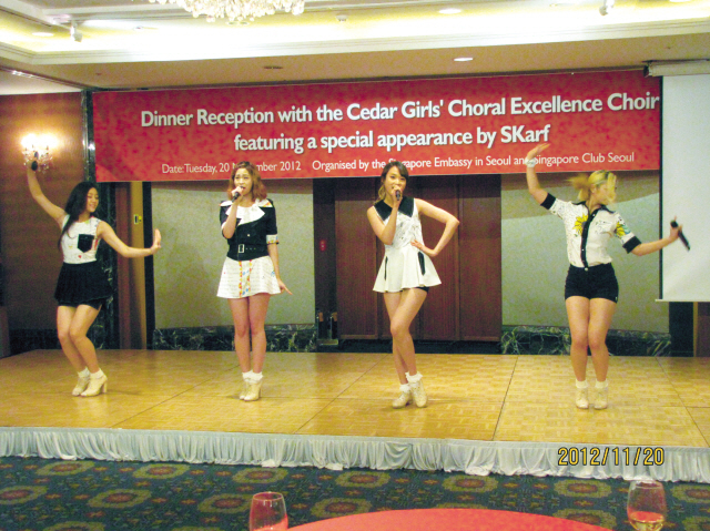 The Singaporean-Korean female foursome SKarf strut their stuff on stage during a performance of their song, “Oh! Dance,” during a special reception organized by the Singaporean Embassy here at a hotel in downtown Seoul, Tuesday. (Philip lglauer/The Korea Herald)