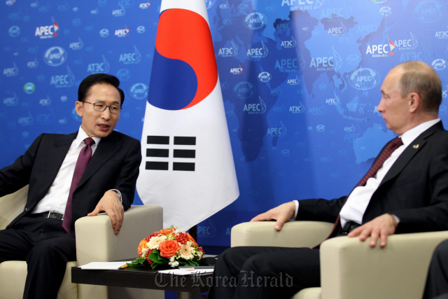 President Lee Myung-bak (left) speaks with Russian President Vladimir Putin during their meeting on the sidelines of the Asia-Pacific Economic Cooperation summit in Vladivostok on Sept. 8. (Cheong Wa Dae)