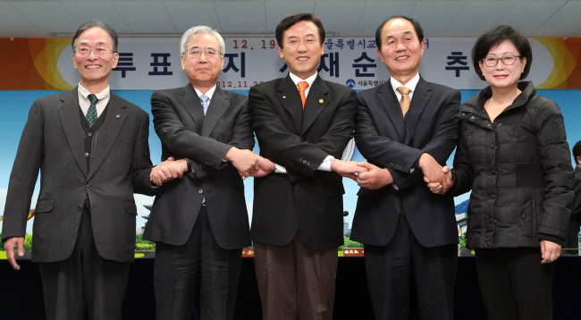 Candidates for Seoul education chief pose after completing their registration for the Dec. 19 by-election on Monday. From left are Lee Sang-myun, Moon Yong-lin, Choi Myung-bok, Lee Soo-ho and Nam Seung-hee. (Yonhap News)