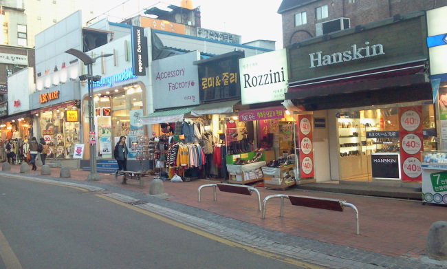 An empty shopping district near Ewha Womans University. (Kim Ji-hyun/The Korea Herald)