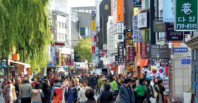 A crowded day at tourist hotspot Insa-dong in central Seoul. (Kim Myung-sub/The Korea Herald)