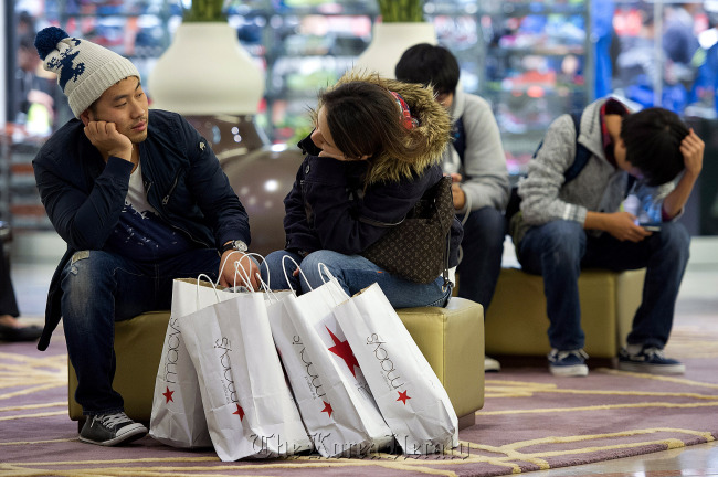 Shoppers take a break from shopping at the Westfield San Francisco Centre mall in San Francisco, California, Friday. (Bloomberg)