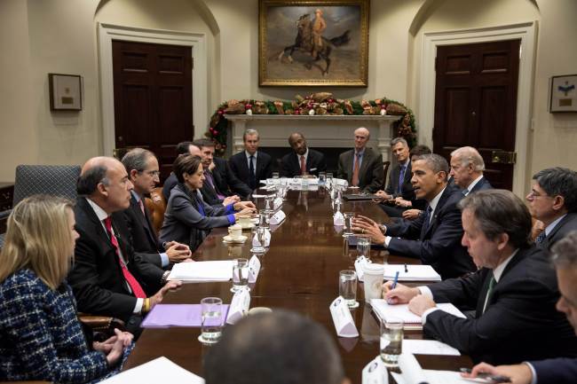 U.S. President Barack Obama and Vice President Joe Biden meet with business leaders to discuss the actions needed to keep the economy growing and find a balanced approach to reduce the deficit, in the Roosevelt Room of the White House on Wednesday. (AFP-Yonhap News)