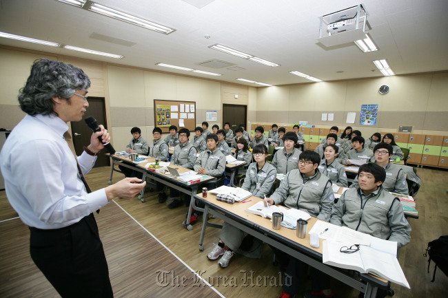 High school graduates, who were recruited to DSME’s corporate university last year, listen to a lecture organized by DSME Heavy Industries Academy. (DSME)