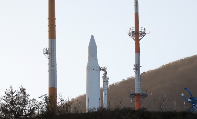 The Korea Space Launch Vehicle stands on its launch pad at Naro Space Center, Goheung, South Jeolla Province, Thursday, after authorities cancelled the launch, citing technical problems. (Photo pool)