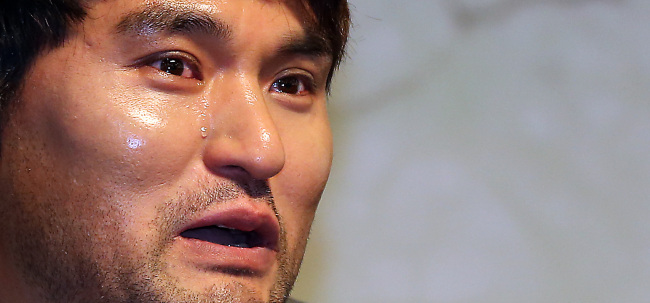 Park Chan-ho sheds tears during a press conference to announce his retirement in Seoul on Friday. (Yonhap News)