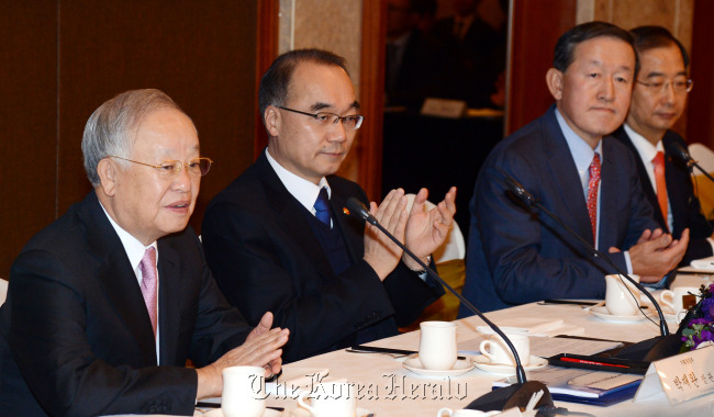 Leaders of the nation’s business organizations and Finance Minister Bahk Jae-wan (second from left) attend a meeting to discuss how to boost the economy in Seoul on Friday. From left are Sohn Kyung-shik, chairman of the Korea Chamber of Commerce and Industry, Minister Bahk, Huh Chang-soo, chairman of the Federation of Korean Industries, and Han Duck-soo, chairman of the Korea International Trade Association. (Ahn Hoon/The Korea Herald)